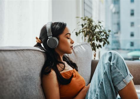 how to listen to music in school: should we focus on the content or the mood?